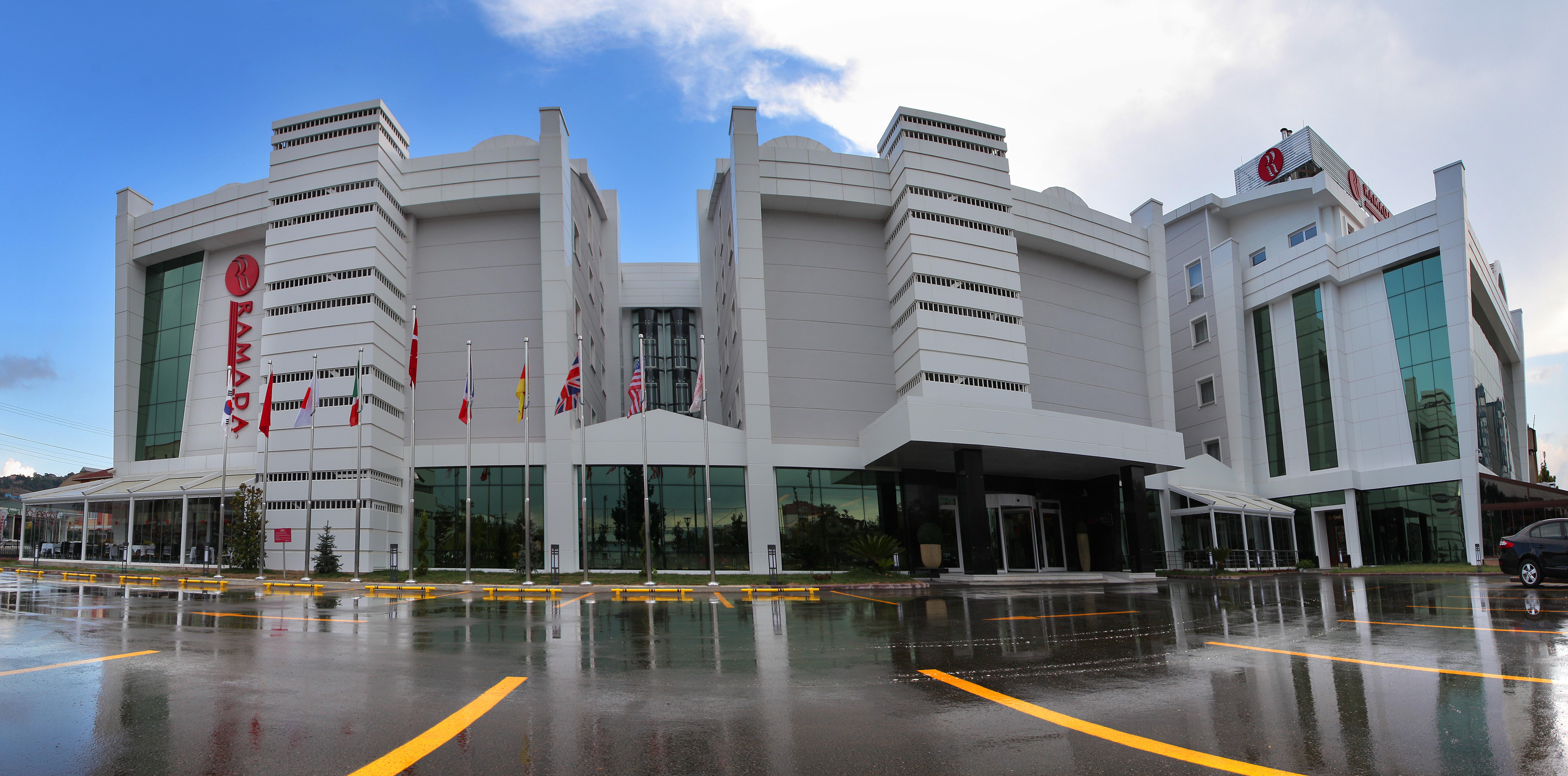 Готель Ramada Plaza By Wyndham Izmit Коджаелі Екстер'єр фото The hotel's main entrance
