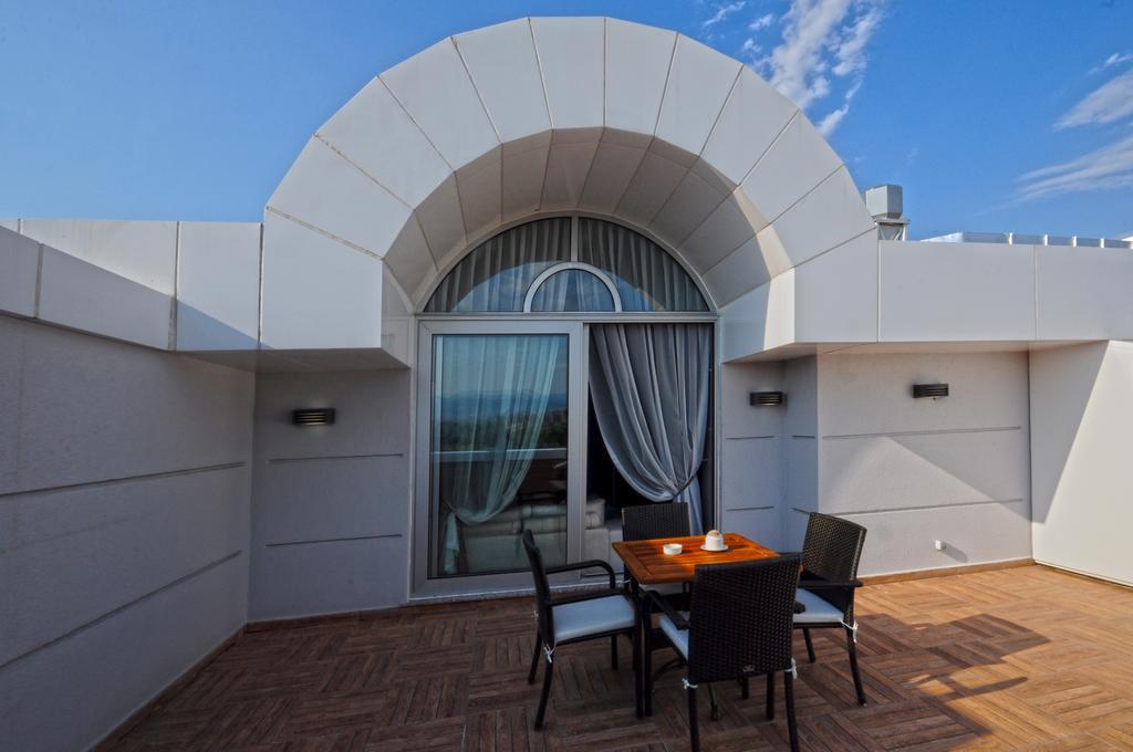 Готель Ramada Plaza By Wyndham Izmit Коджаелі Номер фото A terrace in a hotel