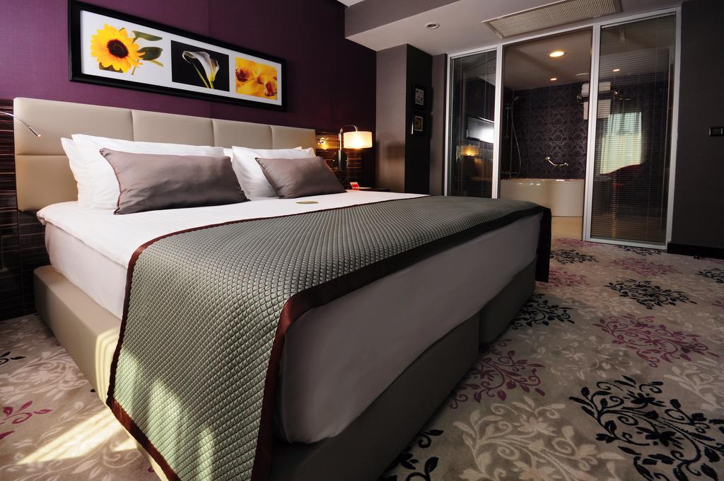 Готель Ramada Plaza By Wyndham Izmit Коджаелі Екстер'єр фото A bedroom in the hotel