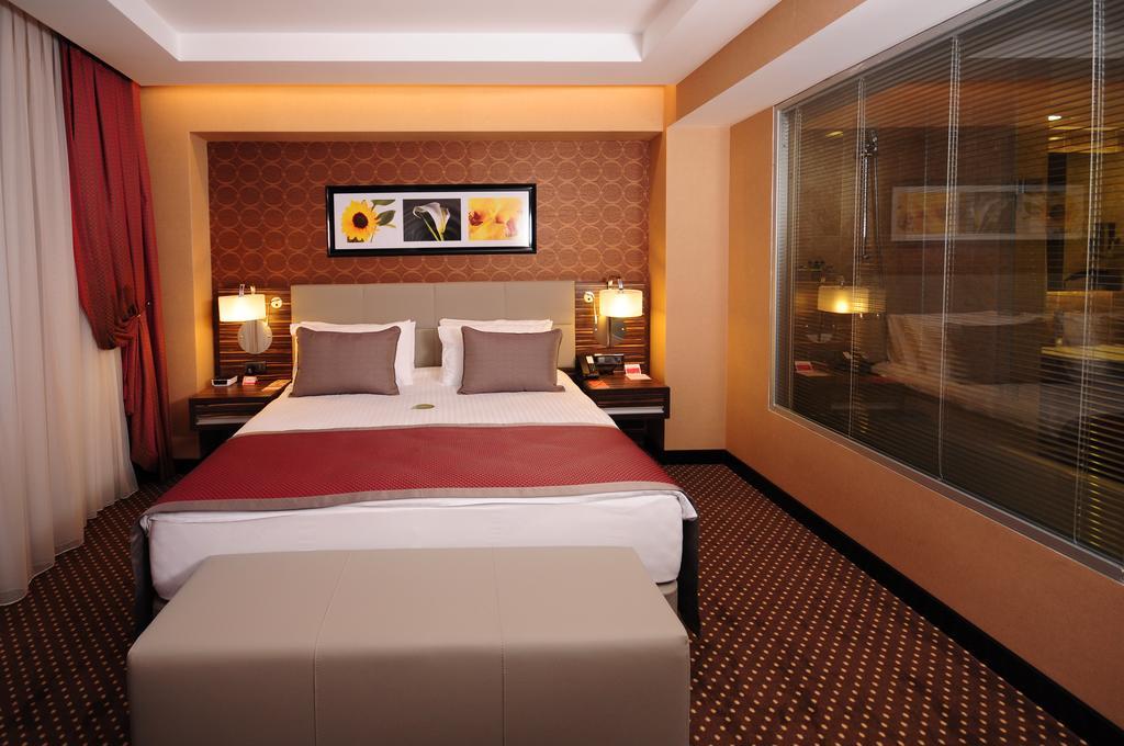 Готель Ramada Plaza By Wyndham Izmit Коджаелі Номер фото A room at the hotel