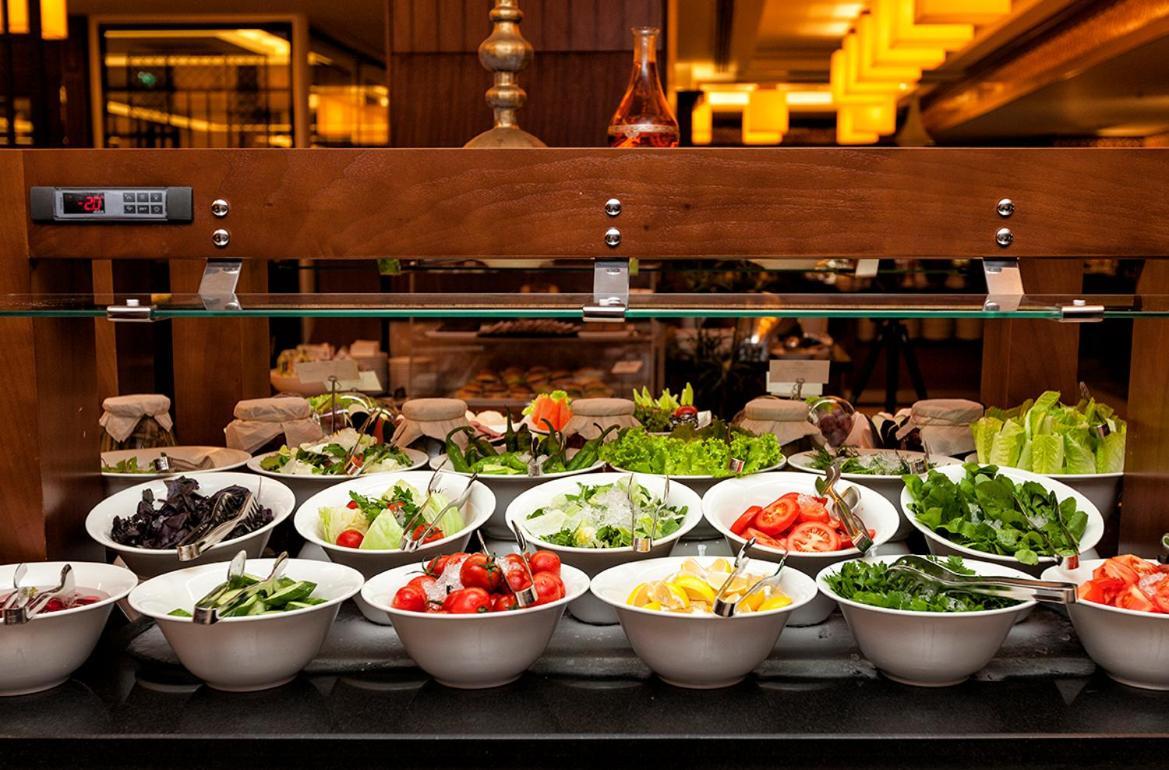 Готель Ramada Plaza By Wyndham Izmit Коджаелі Екстер'єр фото A salad bar