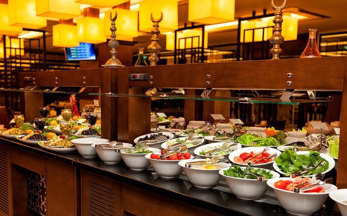 Готель Ramada Plaza By Wyndham Izmit Коджаелі Екстер'єр фото A salad bar